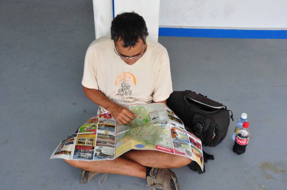 Estudando o mapa da Guiana no aeroporto, esperando avião para Kaiteur Falls